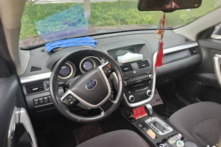 Used Bestune X80 2013 2.0L automatic comfort version Center Console