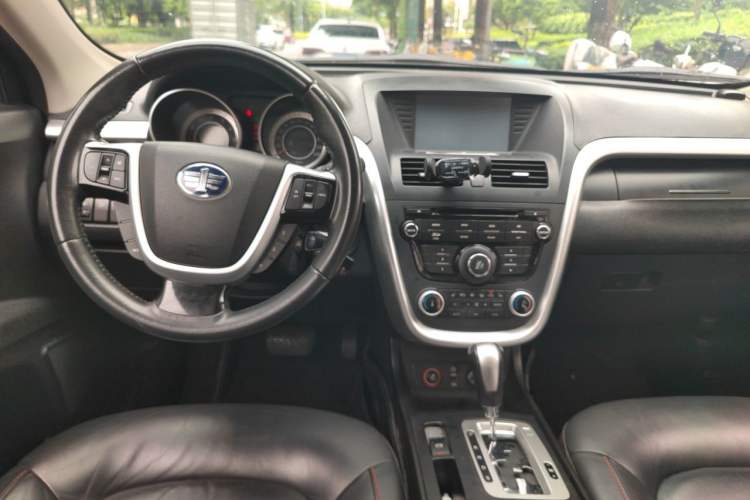 Used Bestune X80 2013 2.0L automatic luxury version Center Console