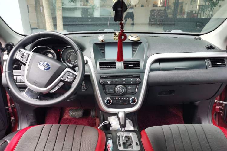 Used Bestune X80 2013 2.0L automatic luxury version Center Console