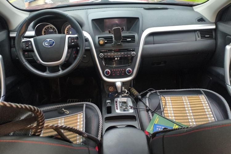 Used Bestune X80 2013 2.0L automatic luxury version Center Console