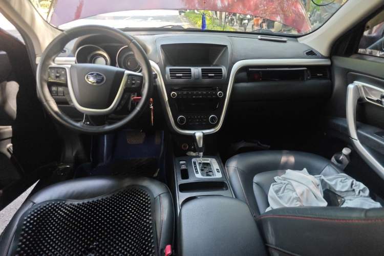 Used Bestune X80 2013 2.0L automatic luxury version Center Console
