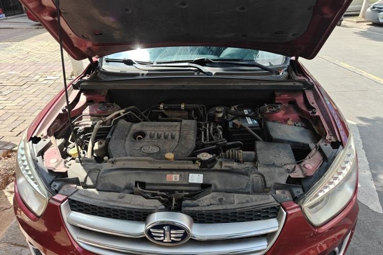 Used Bestune X80 2013 2.0L automatic comfort version Engine Bay