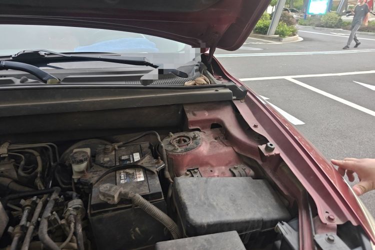 Used Bestune X80 2013 2.0L automatic comfort version Engine Bay Left
