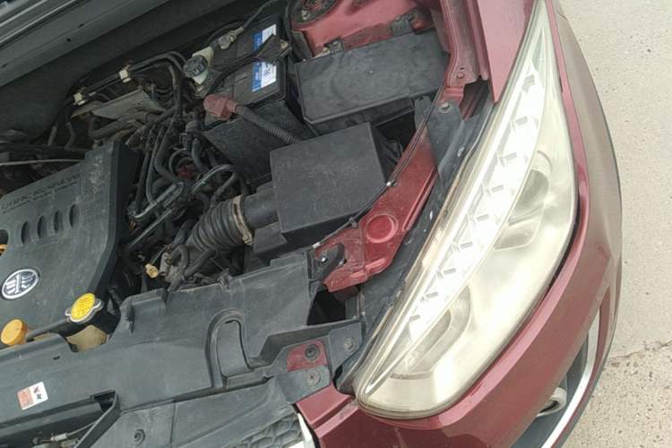 Used Bestune X80 2013 2.0L automatic luxury version Engine Bay Left