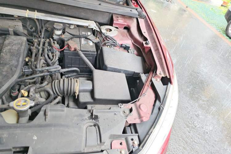 Used Bestune X80 2013 2.0L automatic luxury version Engine Bay Left