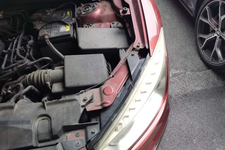 Used Bestune X80 2013 2.0L automatic luxury version Engine Bay Left