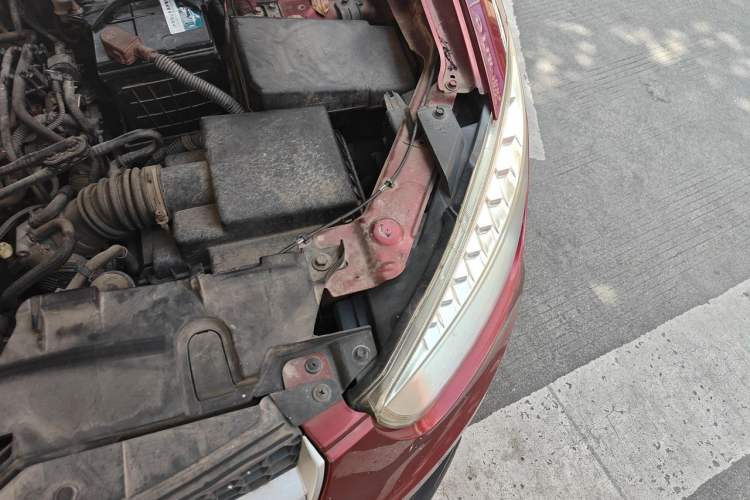 Used Bestune X80 2013 2.0L automatic comfort version Engine Bay Left