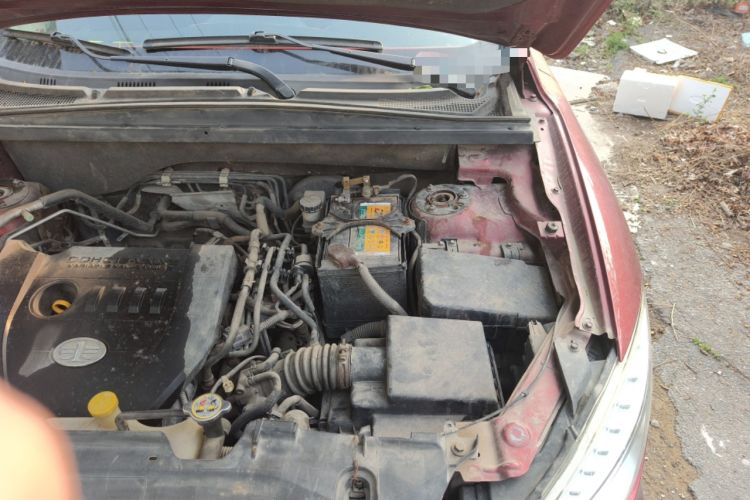 Used Bestune X80 2013 2.0L automatic luxury version Engine Bay Left