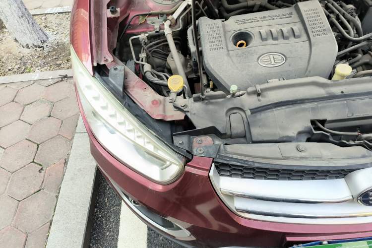 Used Bestune X80 2013 2.0L automatic comfort version Engine Bay Right