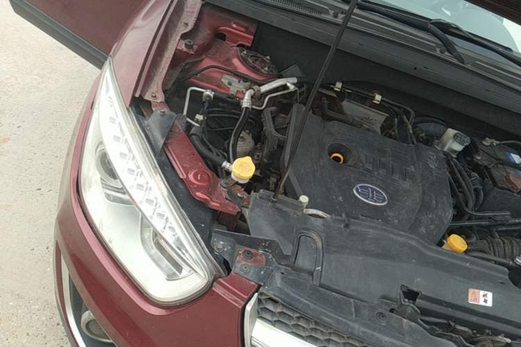 Used Bestune X80 2013 2.0L automatic luxury version Engine Bay Right