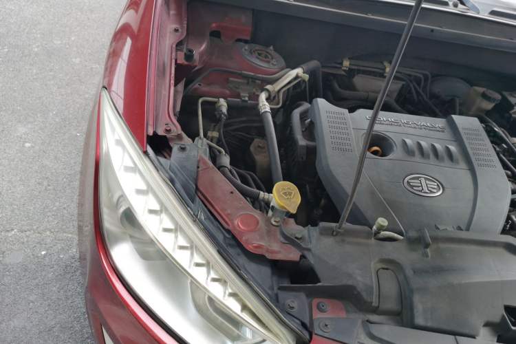 Used Bestune X80 2013 2.0L automatic luxury version Engine Bay Right