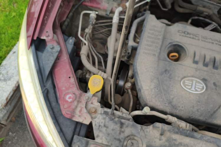 Used Bestune X80 2013 2.0L automatic luxury version Engine Bay Right