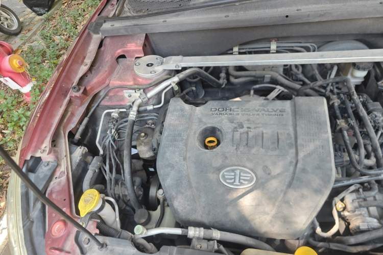 Used Bestune X80 2013 2.0L automatic luxury version Engine Bay Right