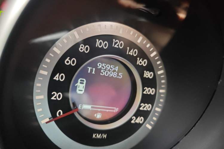 Used Bestune X80 2013 2.0L automatic luxury version Odometer Close Up