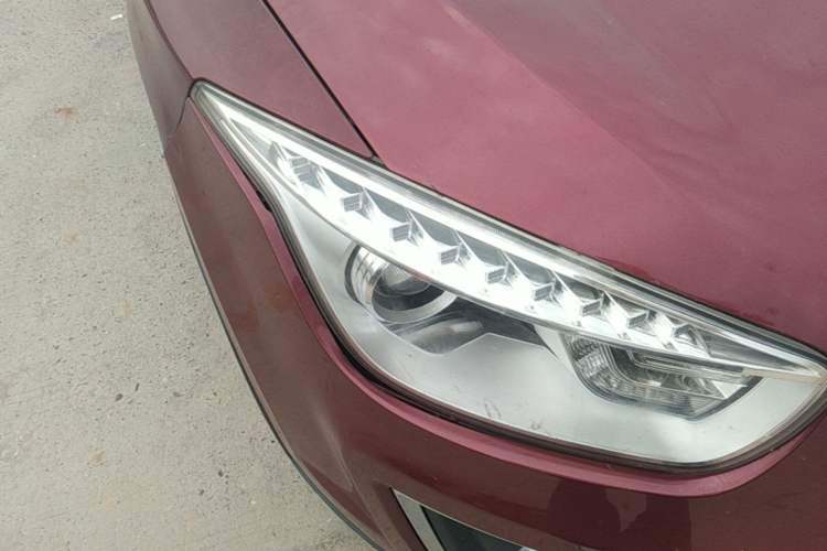 Used Bestune X80 2013 2.0L automatic luxury version Right Front Headlight