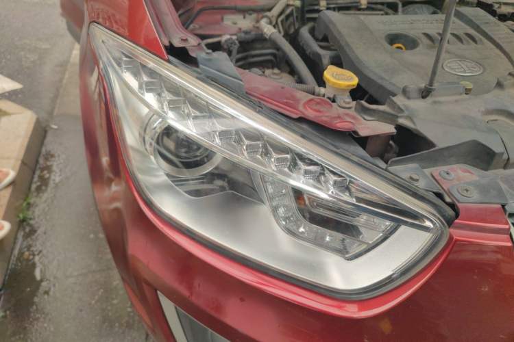 Used Bestune X80 2013 2.0L automatic luxury version Right Front Headlight
