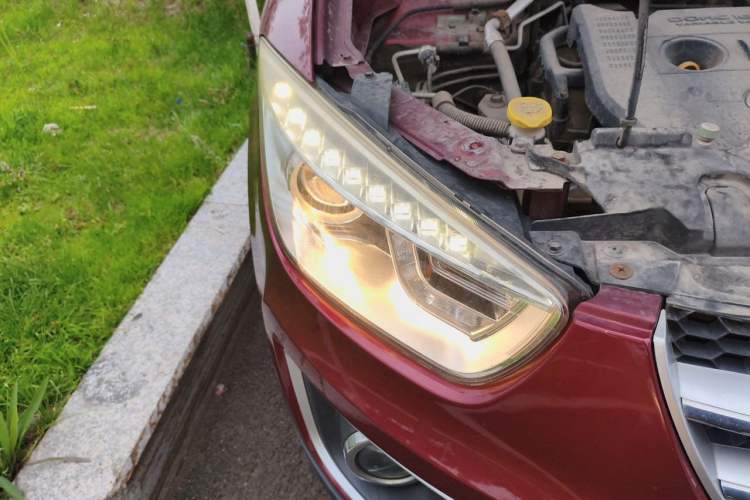 Used Bestune X80 2013 2.0L automatic luxury version Right Front Headlight
