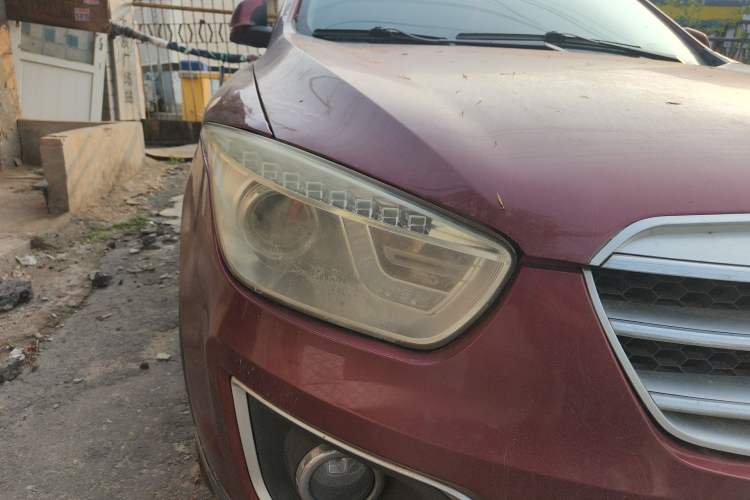 Used Bestune X80 2013 2.0L automatic luxury version Right Front Headlight