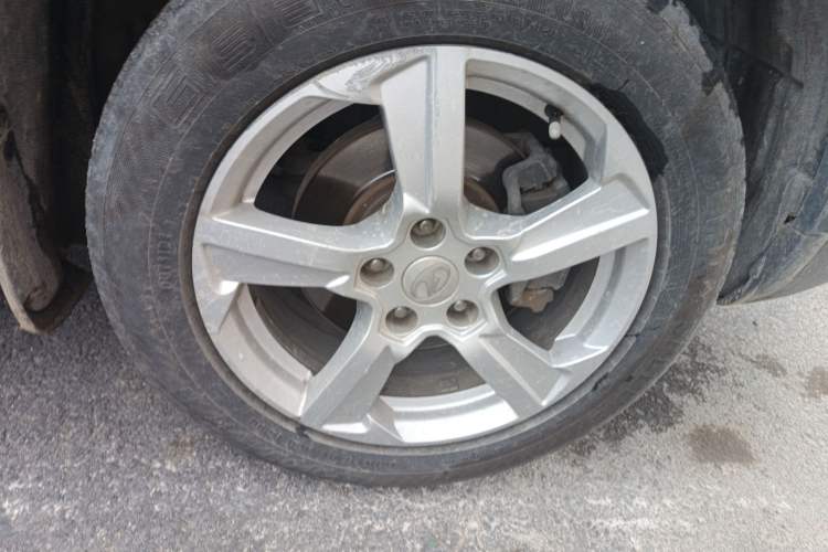 Used Bestune X80 2013 2.0L automatic luxury version Right Front Wheel Hub