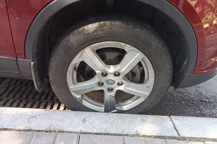 Used Bestune X80 2013 2.0L manual luxury version Right Front Wheel Hub