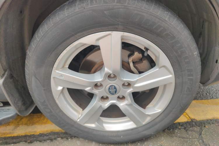 Used Bestune X80 2013 2.0L automatic luxury version Right Front Wheel Hub