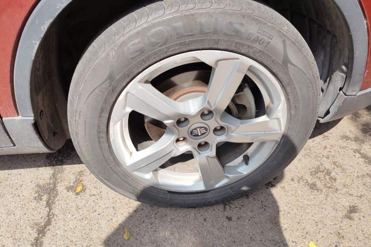 Used Bestune X80 2013 2.0L automatic comfort version Right Front Wheel Hub