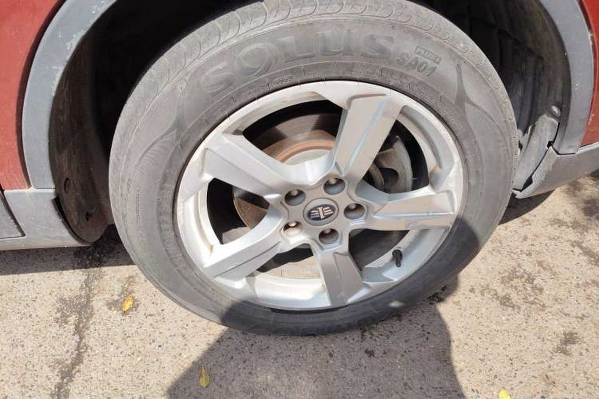 Used Bestune X80 2013 2.0L automatic comfort version Right Front Wheel Hub
