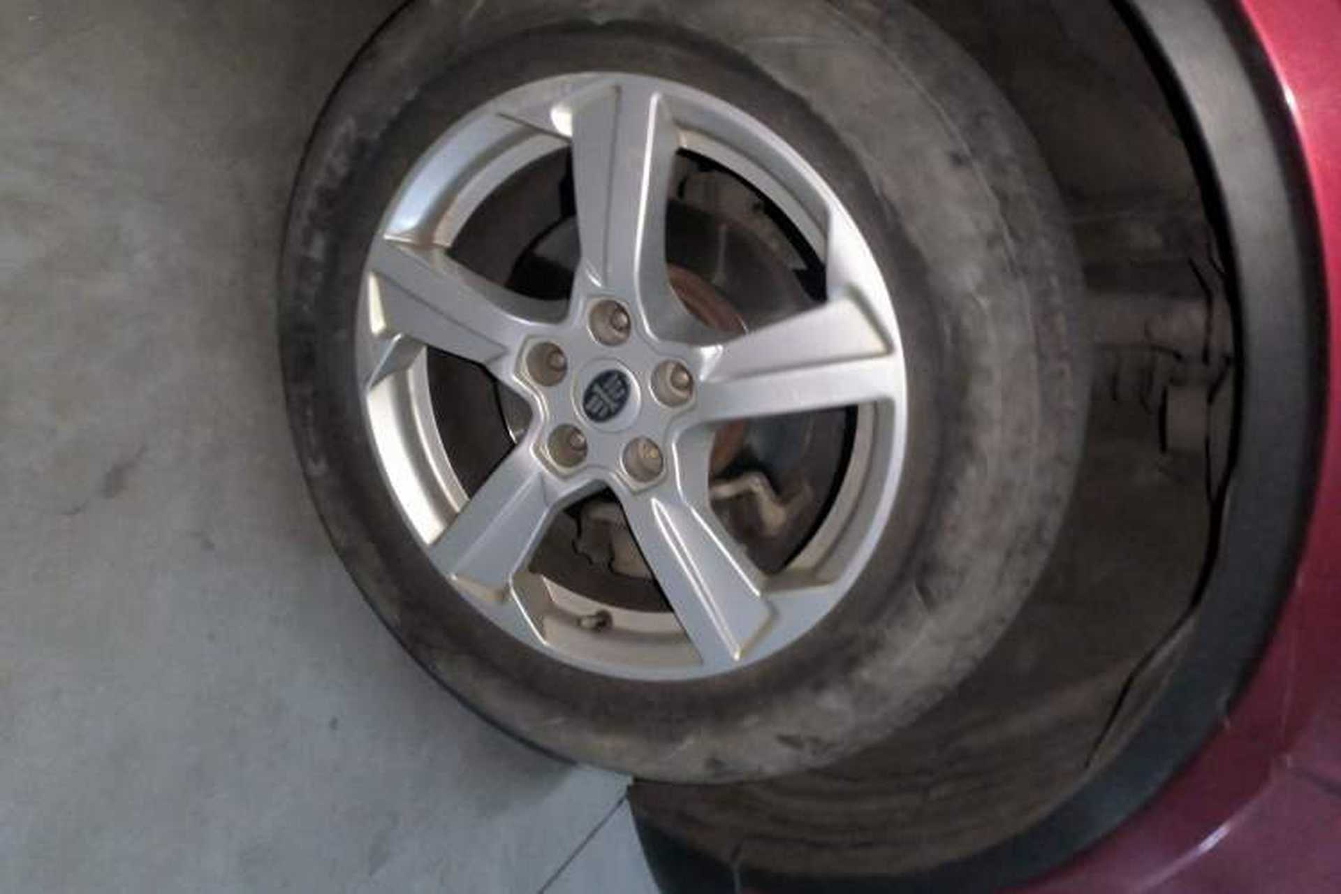 Used Bestune X80 2013 2.0L automatic luxury version Right Front Wheel Hub
