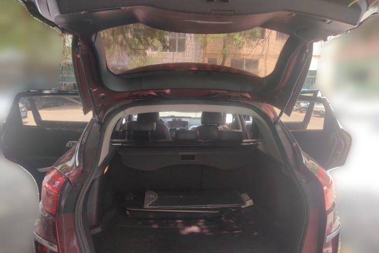Used Bestune X80 2013 2.0L automatic luxury version Trunk