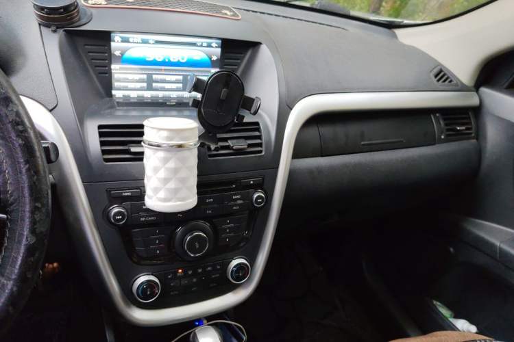 Used Bestune X80 2013 2.0L automatic luxury version Audio And AC Panel