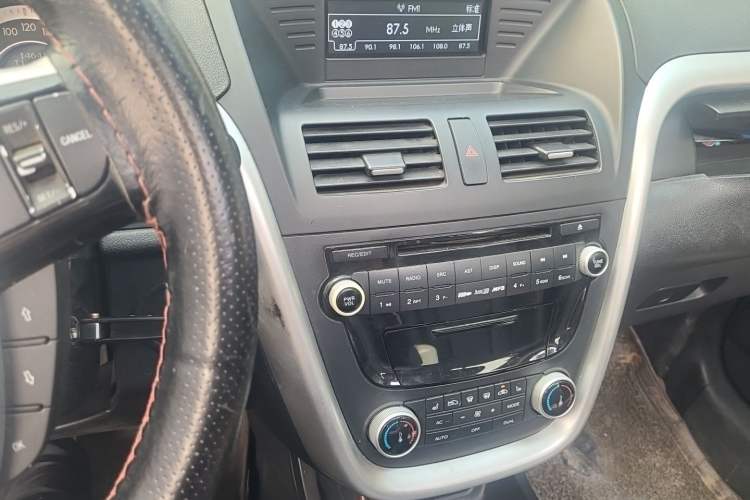 Used Bestune X80 2013 2.0L manual luxury version Audio And AC Panel
