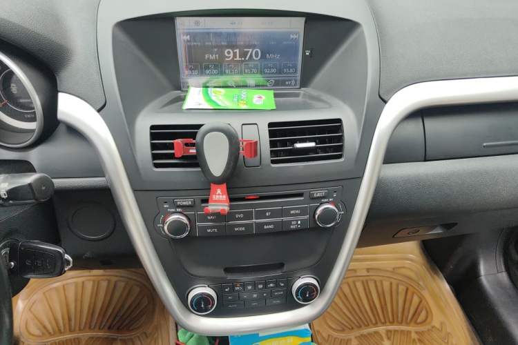 Used Bestune X80 2013 2.0L automatic luxury version Audio And AC Panel