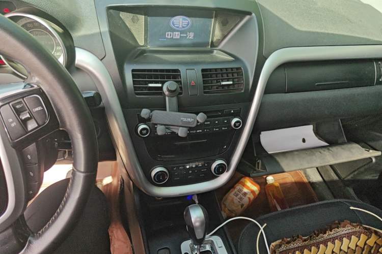 Used Bestune X80 2013 2.0L automatic luxury version Audio And AC Panel