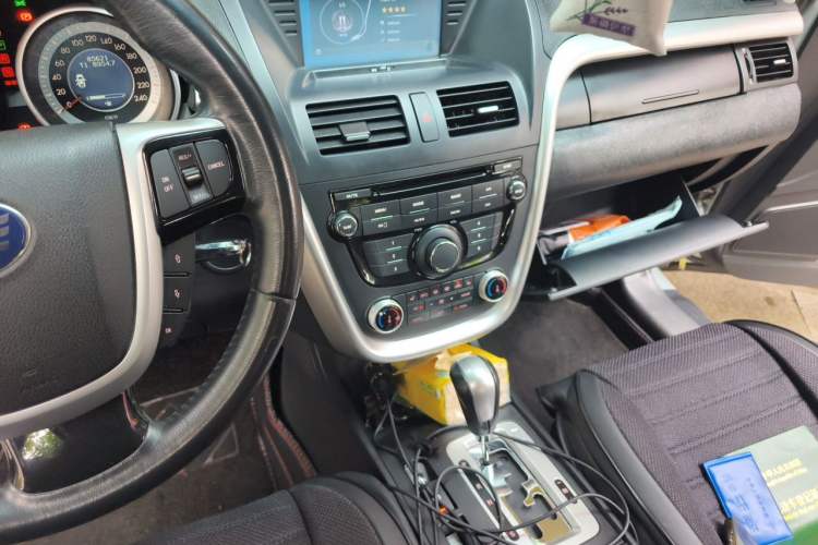 Used Bestune X80 2013 2.0L automatic luxury version Audio And AC Panel