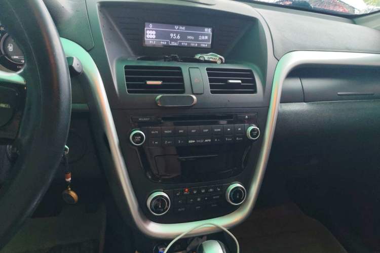 Used Bestune X80 2013 2.0L automatic luxury version Audio And AC Panel