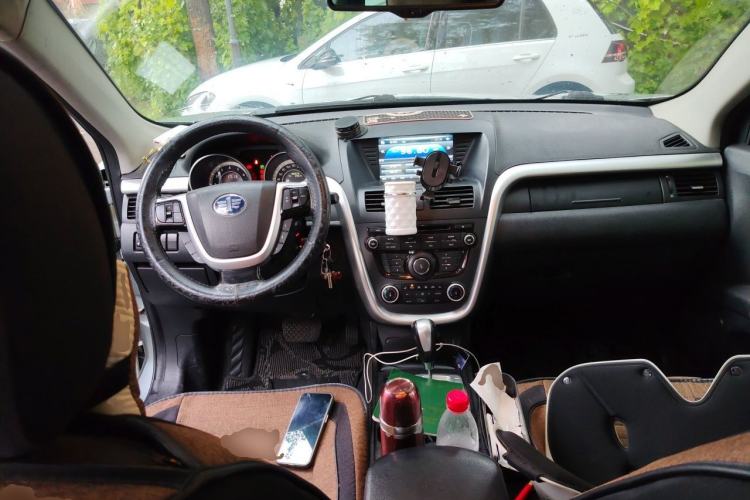 Used Bestune X80 2013 2.0L automatic luxury version Center Console