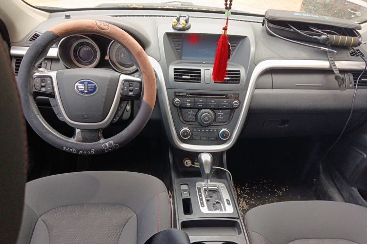 Used Bestune X80 2013 2.0L automatic comfort version Center Console