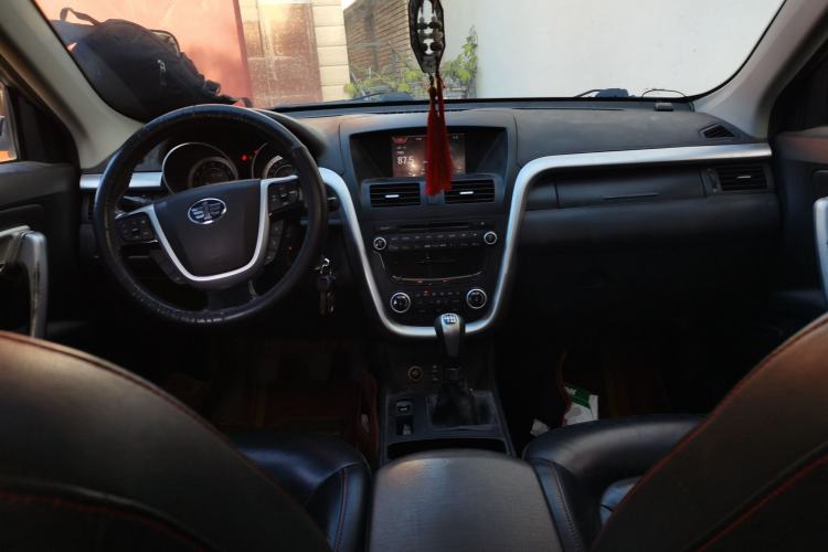 Used Bestune X80 2013 2.0L manual luxury version Center Console