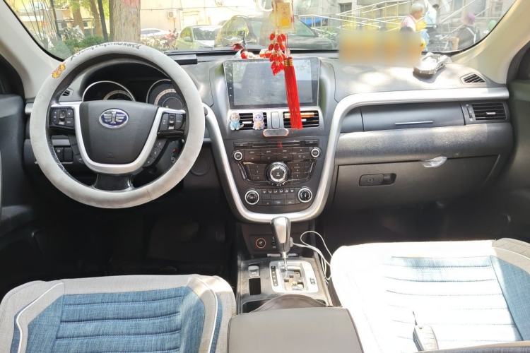 Used Bestune X80 2013 2.0L automatic comfort version Center Console