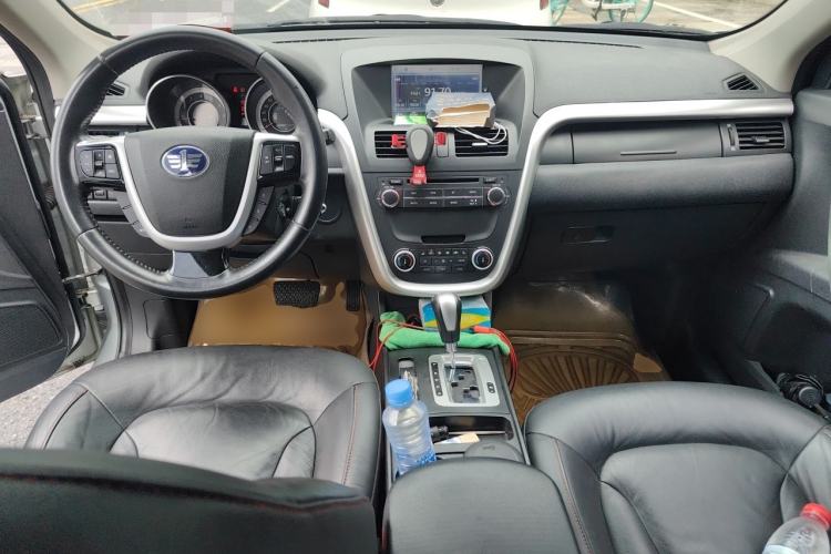 Used Bestune X80 2013 2.0L automatic luxury version Center Console
