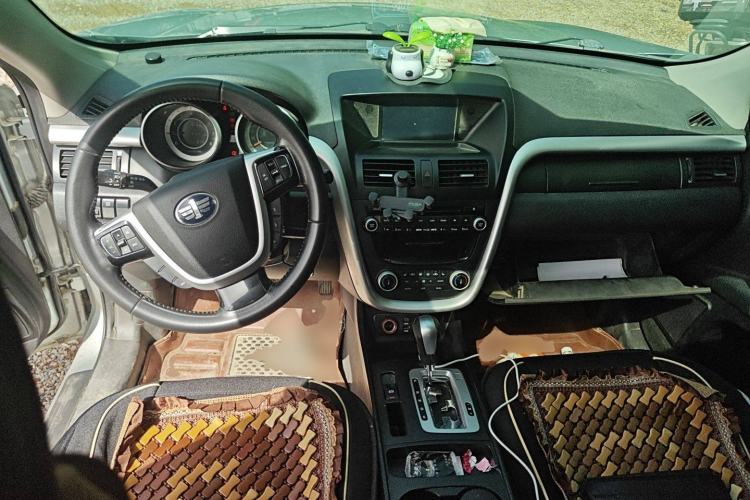 Used Bestune X80 2013 2.0L automatic luxury version Center Console