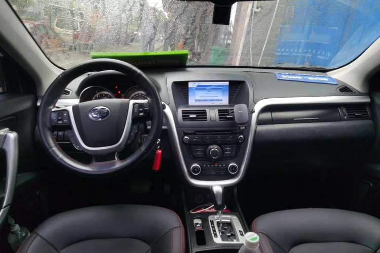 Used Bestune X80 2013 2.0L automatic comfort version Center Console