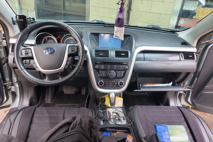Used Bestune X80 2013 2.0L automatic luxury version Center Console