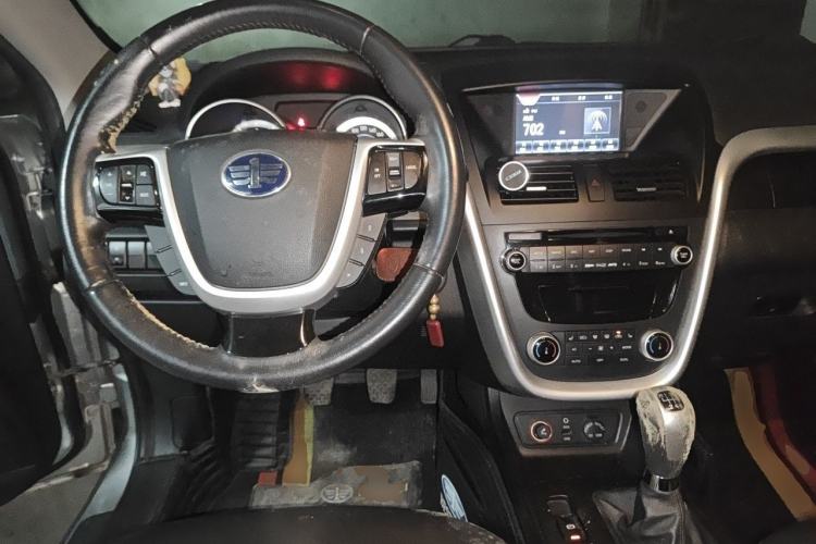 Used Bestune X80 2013 2.0L manual luxury version Center Console