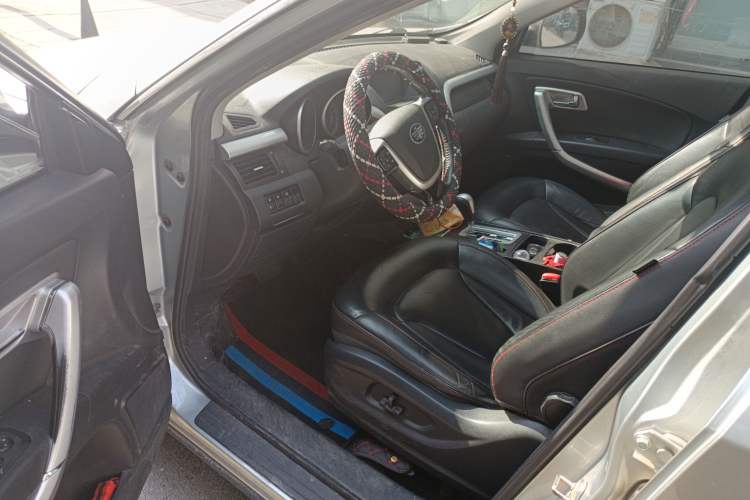 Used Bestune X80 2013 2.0L automatic luxury version Driver Seat