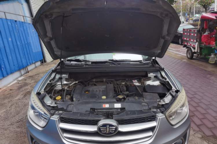 Used Bestune X80 2013 2.0L automatic comfort version Engine Bay