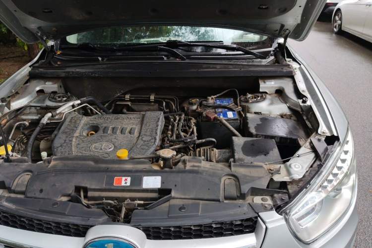 Used Bestune X80 2013 2.0L automatic luxury version Engine Bay Left