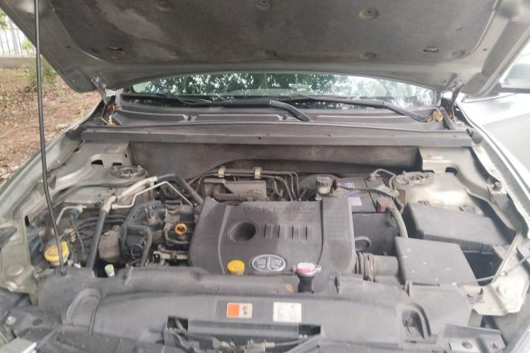 Used Bestune X80 2013 2.0L automatic comfort version Engine Bay