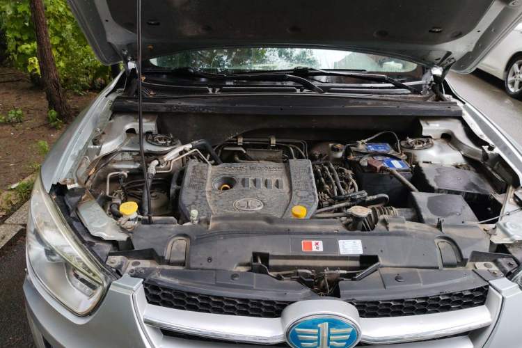 Used Bestune X80 2013 2.0L automatic luxury version Engine Bay Right
