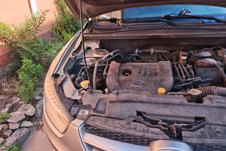 Used Bestune X80 2013 2.0L automatic luxury version Engine Bay Right